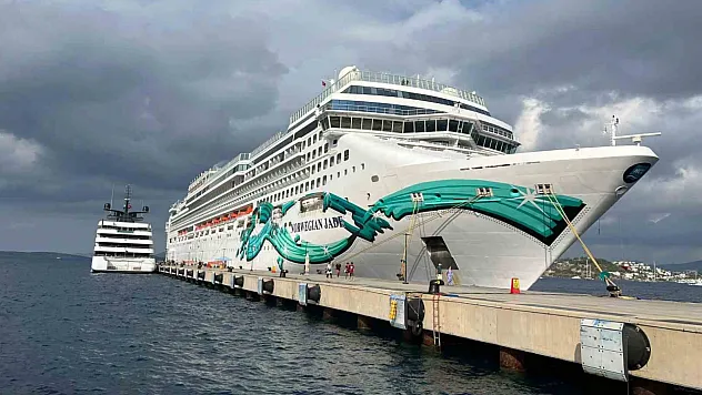 Bodrum'a iki gemiyle 2 bin 613 yolcu geldi