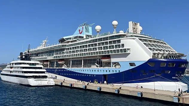 Bodrum'a iki kruvaziyerle 1860 turist geldi