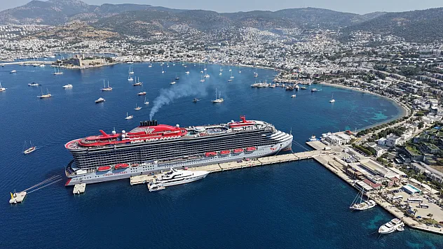 Bodrum'a 'Scarlet Lady' kruvaziyeriyle 2 bin 521 turist geldi