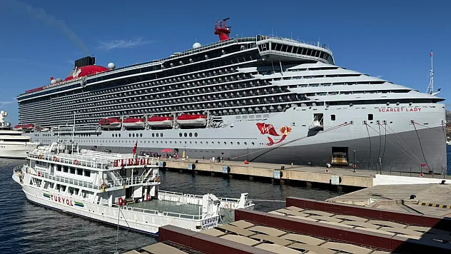 Bodrum'a 'Scarlet Lady' kruvaziyeriyle 2 bin 637 turist geldi