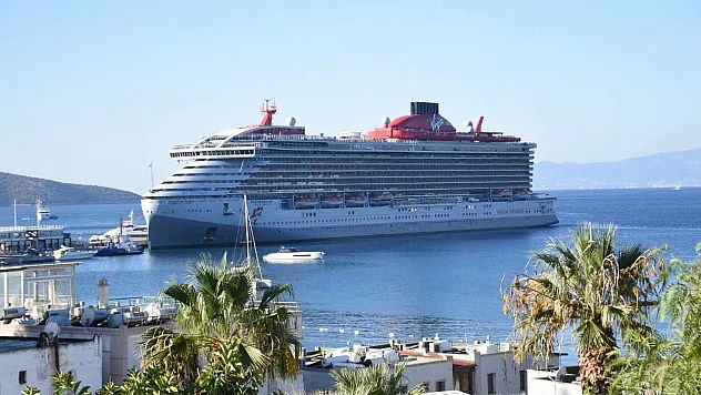 Bodrum'a 'Scarlet Lady' kruvaziyeriyle 2 bin 603 turist geldi