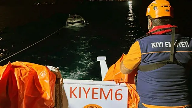 Bodrum açıklarında arızalanan tekneyi KIYEM ekipleri kurtardı