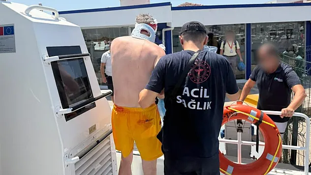 Bodrum açıklarında gezi teknesinde yaralanan vatandaş tahliye edildi