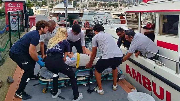 Bodrum açıklarında teknede düşerek yaralanan turist deniz ambulansıyla tahliye edildi