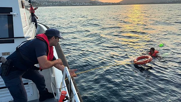 Bodrum açıklarında yüzerek Yunanistan'a geçmeye çalışan göçmen yakalandı