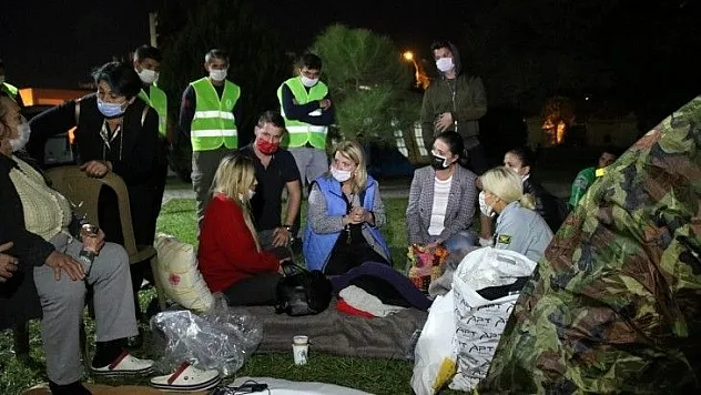 Bodrum Belediyesi depremzedeler için hazırladığı kolileri teslim etti