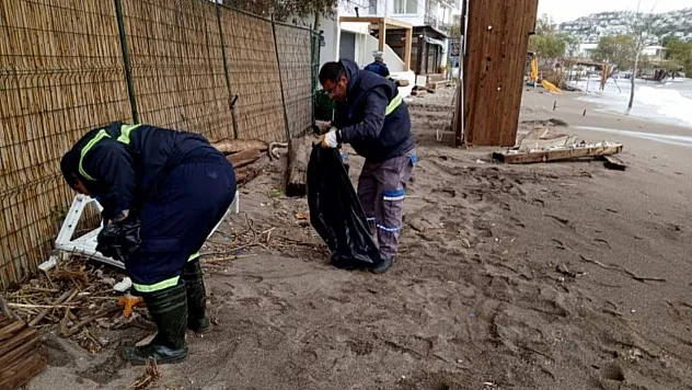 Bodrum Belediyesi Sahillerde Fırtına Sonrası Temizlik Yaptı