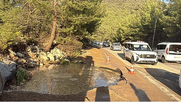 Bodrum'da ana su isale hattı patladı