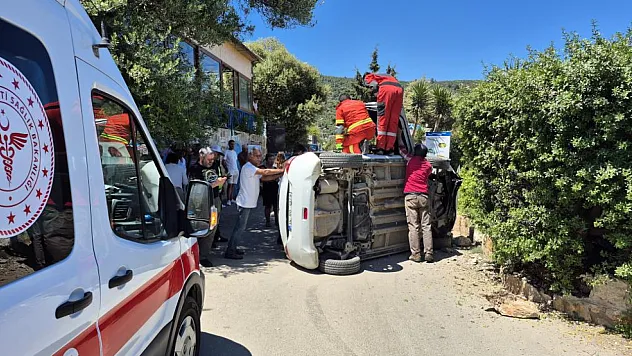 Bodrum'da duvara çarpan otomobil devrildi