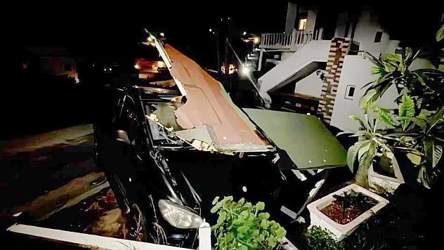Bodrum'da Fırtına Etkili Oldu: Sundurma Araçların Üzerine Yıkıldı