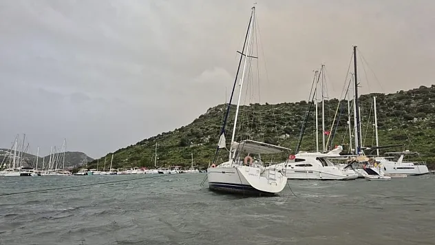 Bodrum'da fırtına etkili oldu, 2 tekne karaya oturdu
