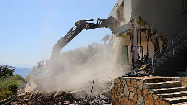 Bodrum'da kaçak yapılarda yıkım çalışmaları sürüyor