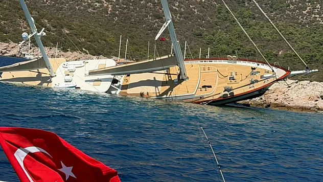 Bodrum'da kayalıklara vurup yan yatan teknedeki 11 kişi kurtarıldı
