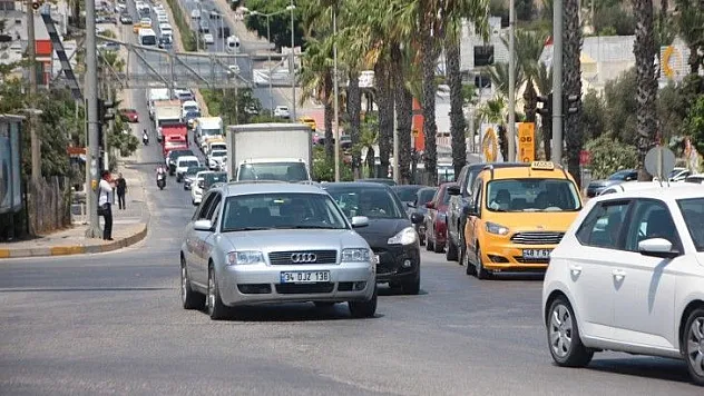 Bodrum'da kilometrelerce uzunlukta araç kuyruğu oluştu