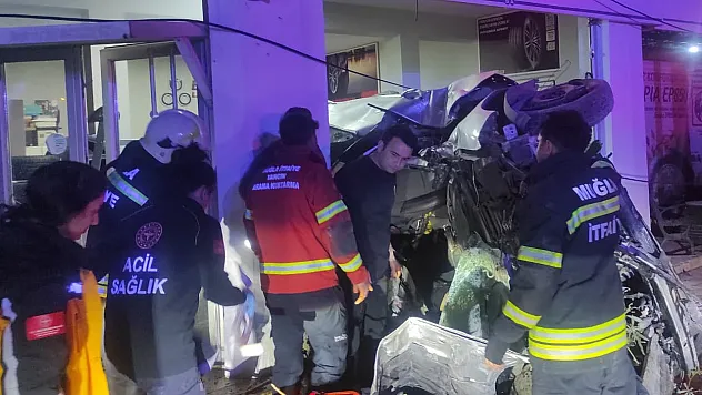 Bodrum'da kontrolden çıkıp iş yerine giren otomobildeki 3 kişi yaralandı