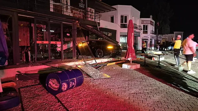 Bodrum'da Lüks Otomobil Börekçiye Daldı: 2 Yaralı