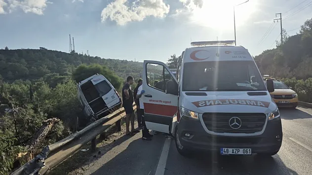 Bodrum'da makas atıp minibüsü şarampole uçurdu: 2 yaralı