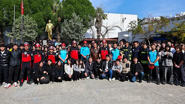 Bodrum'da öğrenciler deprem tatbikatında 'çök-kapan-tutun' yaptı