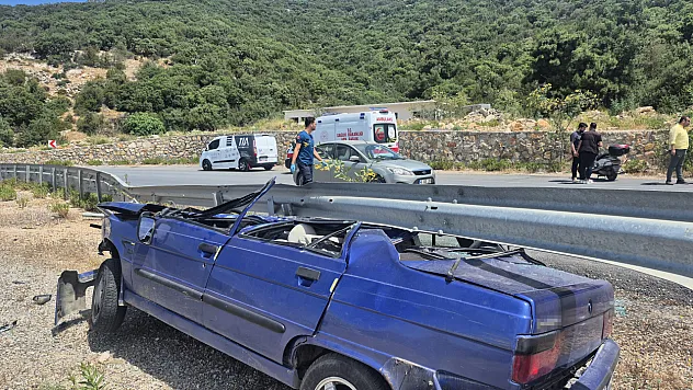 Bodrum'da otomobil çelik bariyerin altına girdi: sürücü hafif yaralı