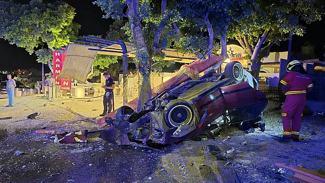 Bodrum'da otomobil tabelayı yıkıp ağaca çarptı: 2 yaralı