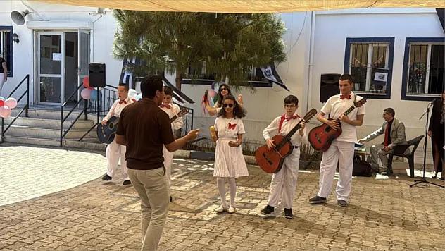 Bodrum'da Özel Öğrencilerden Vals ve Zeybek Gösterisi