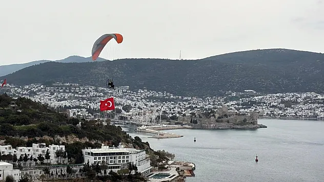 Bodrum'da paramotorla gökyüzünde Türk bayrağı açılarak şehitler anıldı