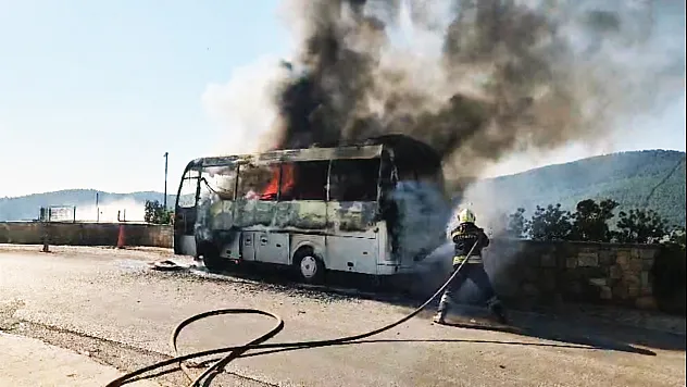 Bodrum'da seyir halindeki servis midibüsü alev alev yandı