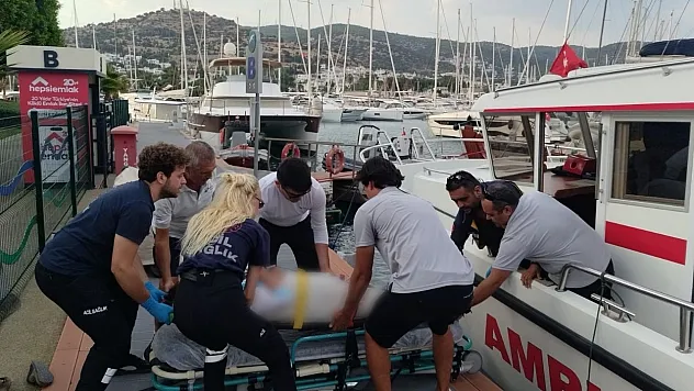 Bodrum'da tekneden düşen turist hastaneye kaldırıldı