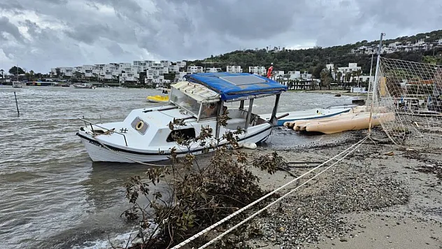 Bodrum'da tekneler kıyıya sürüklendi