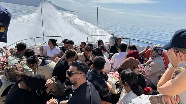 Bodrum'da yelkenlide 95 düzensiz göçmen yakalandı