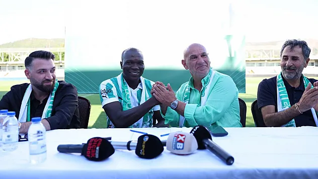 Bodrum FK, yeni transferi Aboubakar için imza töreni düzenledi