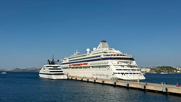 Bodrum'u iki yolcu gemisi ziyaret etti