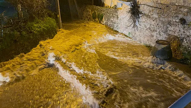 Bodrum'u sağanak vurdu: Araç sürüklendi, evleri su bastı
