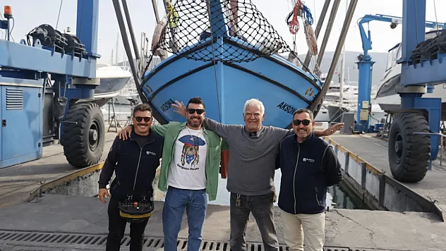 Bodrum'un son sünger avcısı 'Aksona Mehmet' 64 yıllık teknesini denize indirdi