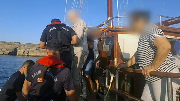 Bodrum ve Marmaris'te ticari yatlarda rahatsızlanan iki kişinin tıbbi tahliyesi yapıldı