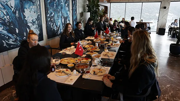 Bodrumspor kadın voleybol takımı, Vakıfbank maçı öncesi kahvaltıda moral depoladı