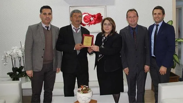 Boğa güreşi gelirini okula harcayan muhtara plaket