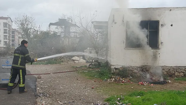 Boş gecekondudaki yangın mahalleliyi tedirgin etti