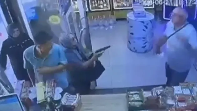 Boşanma aşamasındaki eşinin vurmak istediği adam silah tutukluk yapınca kurtuldu