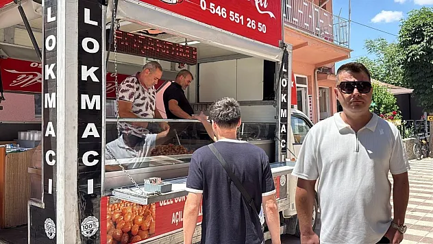 Boşanmasını lokma dağıtarak kutladı