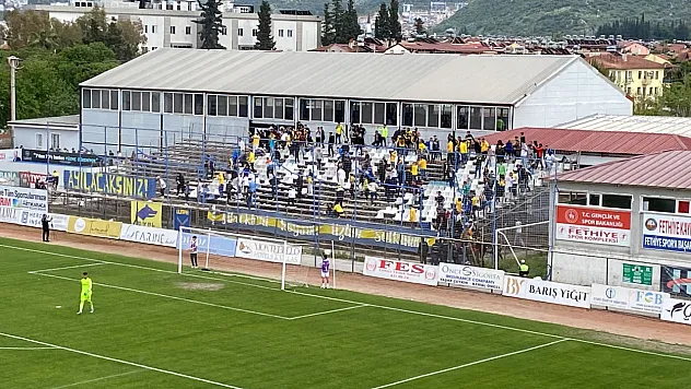 Bucaspor taraftarı koltukları kırdı Polise karşı geldi!