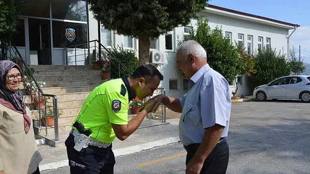 Bulaşık yıkama cezasıyla Türkiye'nin yüzünü güldüren trafik polisi konuştu: 'O sıcakta gönlüm el vermedi'