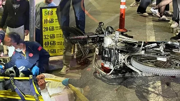 Burdur'da aniden duran otomobile motosiklet çarptı: 1 yaralı