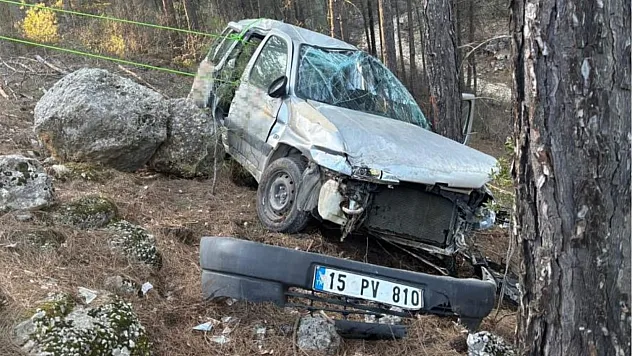 Burdur'da araç şarampole devrildi: 3 yaralı