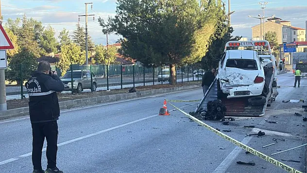 Burdur'da feci kaza: Otomobilin motoru yerinden koptu, sürücüsü ağır yaralandı