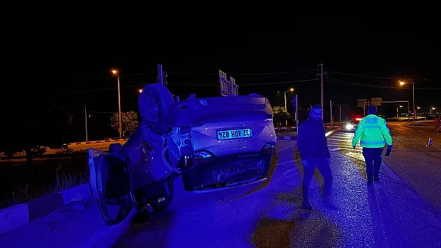 Burdur'da kavşağa kontrolsüz giren aracın çarptığı otomobil takla attı: 2 yaralı