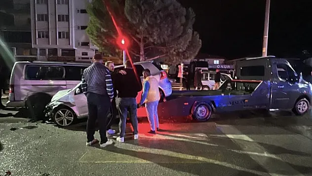 Burdur'da öğrenci servisi ile otomobil çarpıştı: 12 öğrenci hafif yaralı