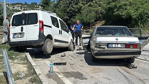 Burdur'da otomobil ile hafif ticari araç çarpıştı: 5 yaralı