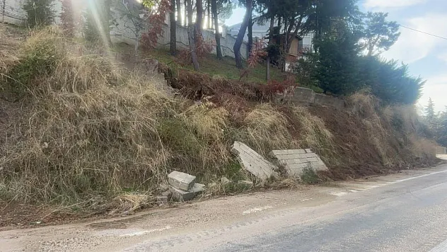 Bursa'da yağışlar istinat duvarını yıktı, duvar parçaları yola düştü
