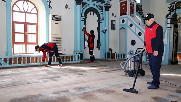 Camilerinde Bayram temizliği